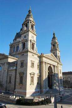 Getting known the main monuments in Budapest for sport sightseeing Budapest, flats and houses in Budapest